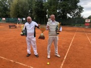 Vítězové Retro Open 2023 Roman Klimt a Libor Novák (předseda LTC)