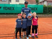 družstvo minitenistů (zleva Ondra Němec, Eda Časar, Marek Vondra a Klaudie Piklová, kapitán Filip Němec)