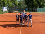 	družstvo babytenistů ( zleva Patrik Bula, Filip Šťastný, Pája Kroupa, Kryštof Loudát a kapitánka Simona Brožová)