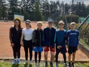 družstvo starších žáků: zleva Kiki Dovrtělová, Terka Šebístková, Šimon Kavřík, Jindra Zapletal, Pája Hofman a Adam Venc