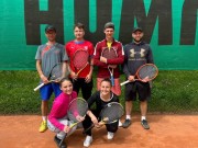 družstvo áčka dospělých - zleva Filip Němec, David Palán, Milan Buček, Lukáš Chyba, holky - Míša Palánová a Simča Brožová