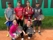 družstvo áčka dospělých - zleva Filip Němec, David Palán, Milan Buček, Lukáš Chyba, holky - Míša Palánová a Simča Brožová