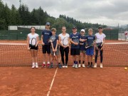 Tým mladších žáků LTC: zleva Kiky Dovrtělová, Tonda  Loudát, Pája Hofman, trenérka Simča Brožová, Filip Hrbek,  Šimon Kavřík, Adam Venc, Nela Ráczová