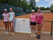 Finále debla st. žákyň /Brno/: Segeťová, Horváthová - Šebístková, Dovrtělová 3:6, 6:7