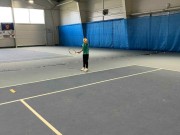 První opravdové zápasy: v minitenise si děti musely rozehrávat sami, skóre počítali rozhodčí.