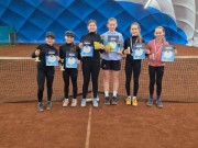 stupně vítězů ve čtyřhře st. žákyň v Hradci Králové: uprostřed 1. místo Kiki Dovrtělová spolu s Gralton