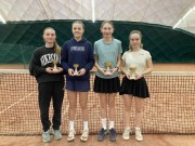 finále čtyřhry starších žákyň v Měcholupech - Šindelová, Braunová : Nečová, Šebístková 4:6, 4:6