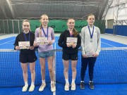 Finále čtyřhry starších žákyň ve Vestci: Šebístková T., Koulová - Braunová, Šindelová 2:6, 6:1, 10:7