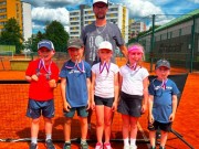 Minitenisté LTC Humpolec, zleva Filip Hynek, Ondra Němec, Linda Pavouková, Verunka Bestová a Kuba Němec. Trenér Filip Němec